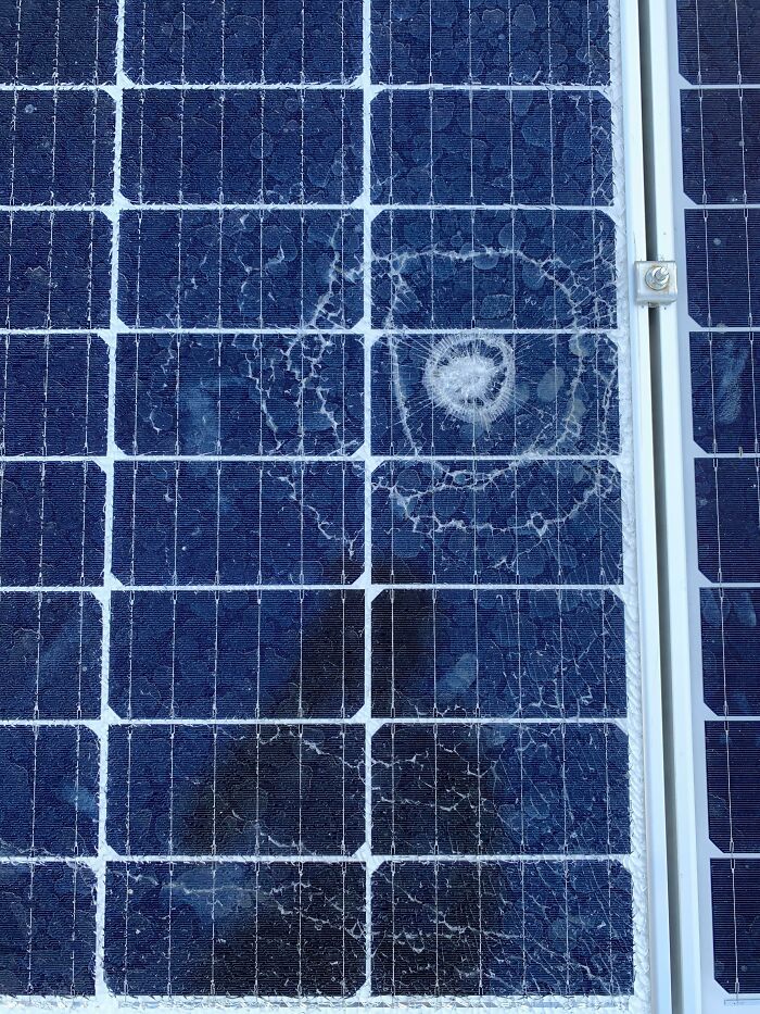 Una bala perdida rompió mi panel solar