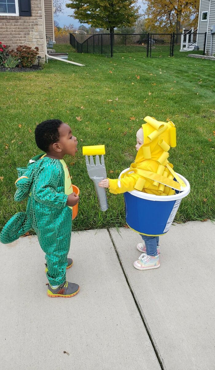 Mi hija da de comer macarrones con queso a su primo en Halloween