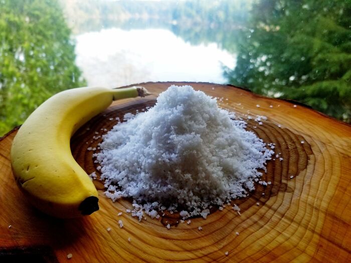 Esta es la cantidad de sal que obtuve al procesar menos de 7 litros de agua de mar limpia. La banana es para comparar el tamaño
