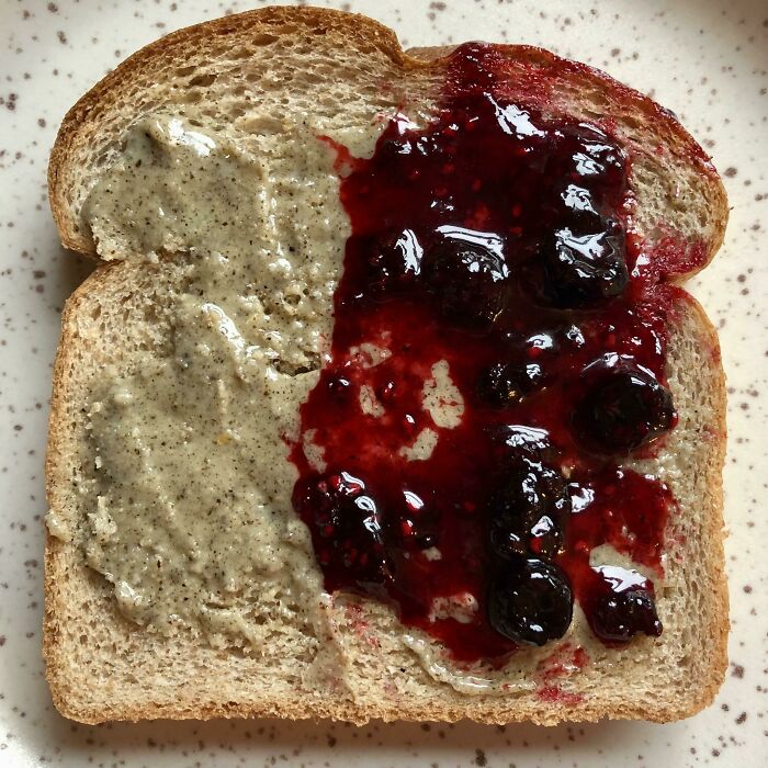 Sándwich de un recolector del medio oeste: mantequilla de nuez negra y jalea de frambuesas negras