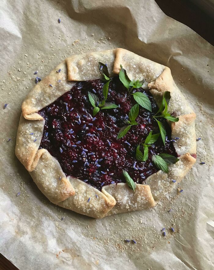 Preparé un galette con moras silvestres, lavanda y menta con chocolate