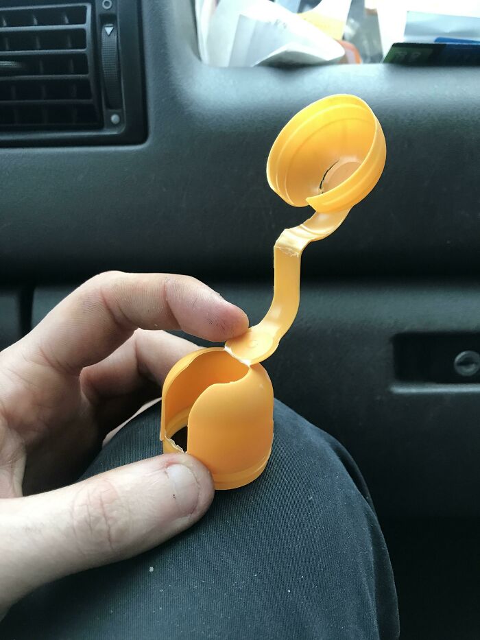 Puedes convertir a las cápsulas de los huevos Kinder en catapultas para tu escritorio