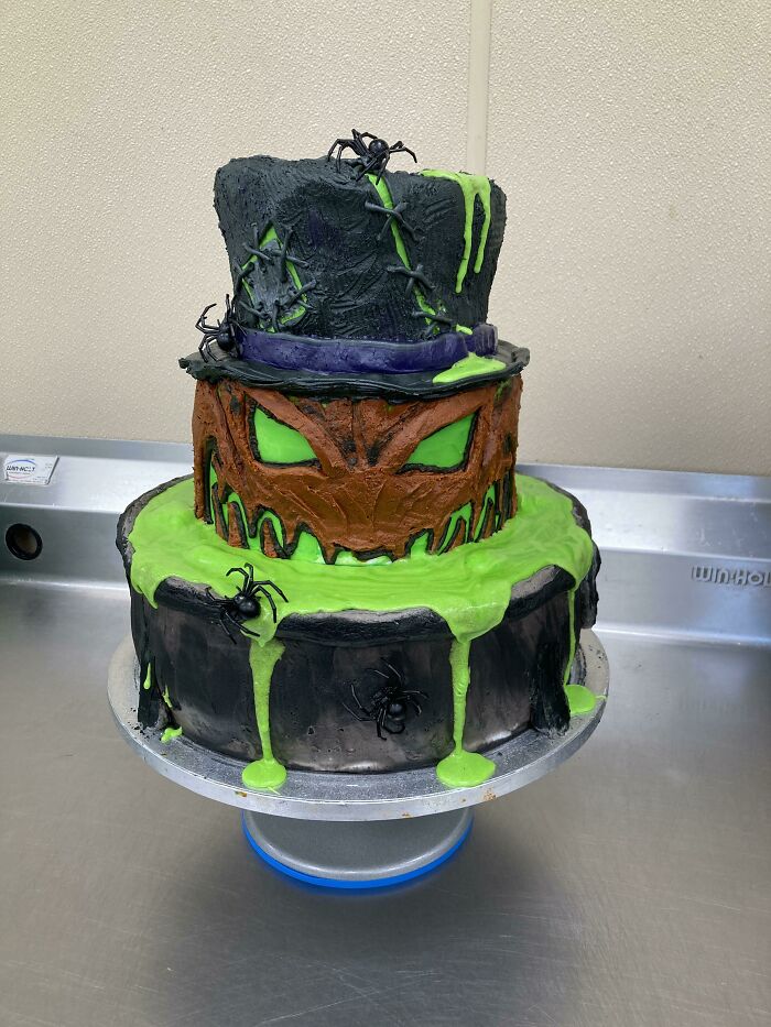 Pensé que podrían disfrutar del pastel que hice hoy. Es el espíritu de Halloween, y espero que haga sonreír a algunas personas