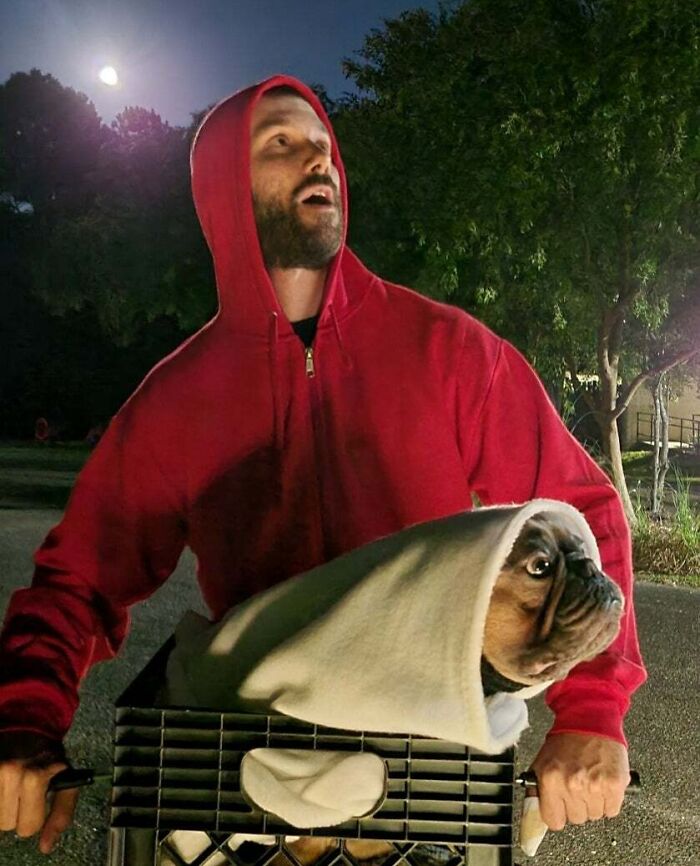  Mi amigo del trabajo y su perro se vistieron como E. T. y Elliot