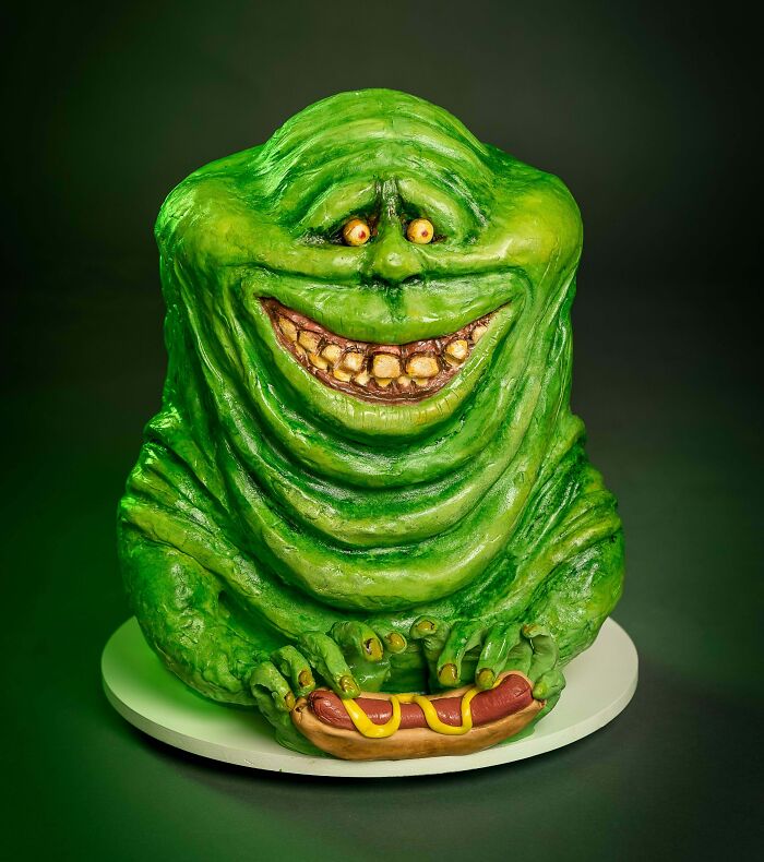 He hecho un pastel de Moquete para mi serie de pasteles de Halloween. Está relleno de cuajada de lima al tequila y crema de mantequilla de vainilla. Lo esculpí en chocolate para modelar