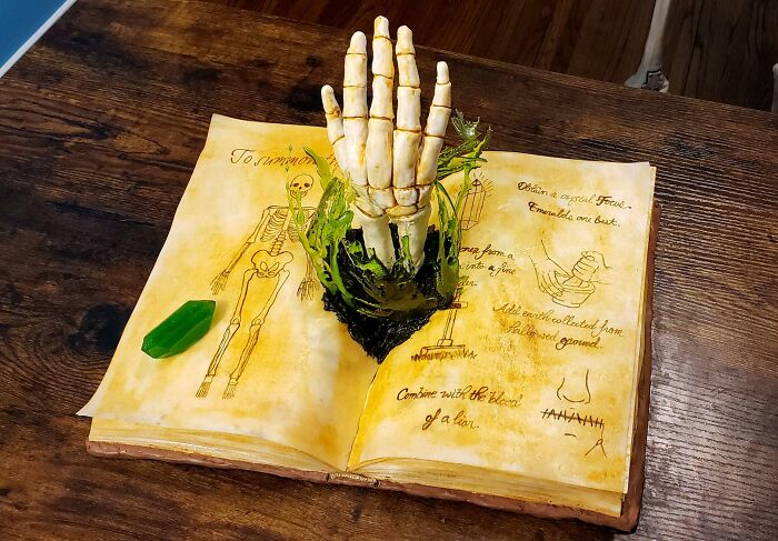 Estoy muy orgullosa de cómo quedó la tarta de cumpleaños de mi marido. Todo es comestible, incluso el soporte de pretzel en la mano de chocolate para modelar. Feliz Halloween
