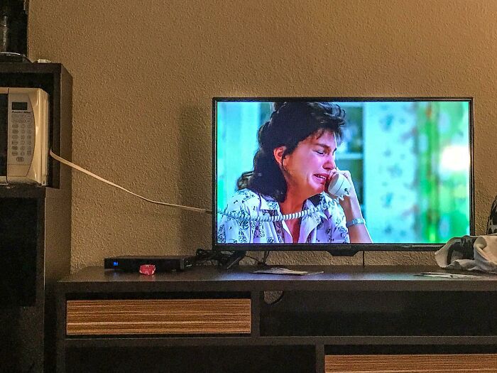 Mientras miraba una película en un hotel, me di cuenta de que la mujer parecía hablar con el microondas