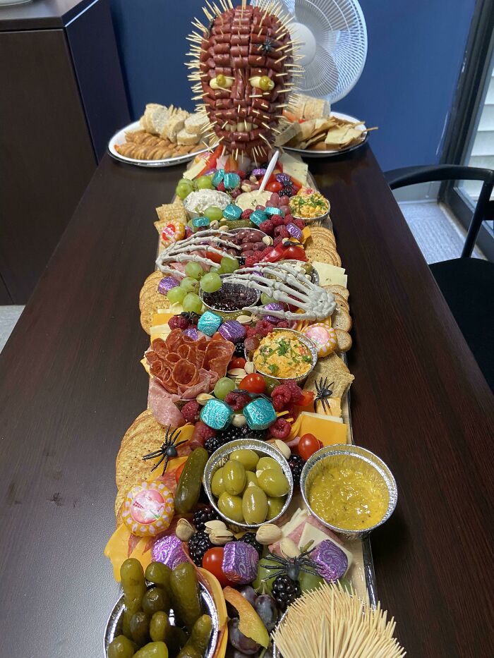 Mi esposa hizo una tabla de carnes y quesos para su fiesta en la oficina. No es realmente todo embutido pero es genial