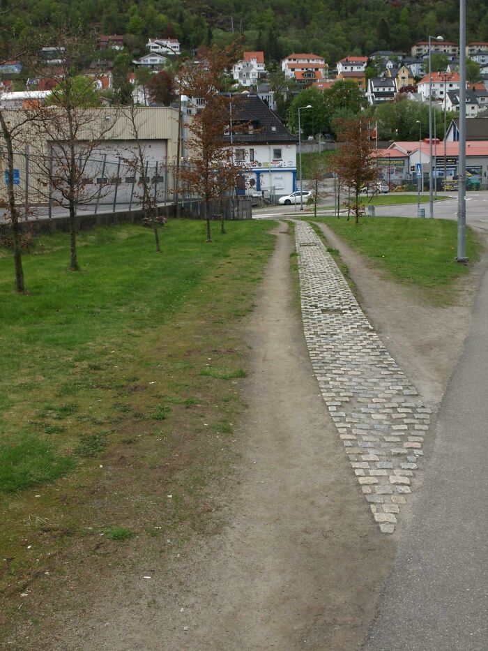 ¿Esto cuenta? Un camino peatonal tan mal construido que nadie quiere usarlo
