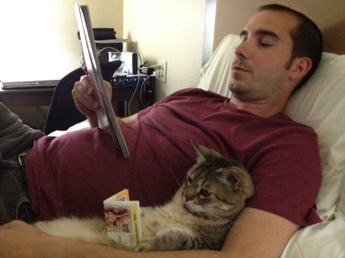 Mi vecino y su gato… leyendo