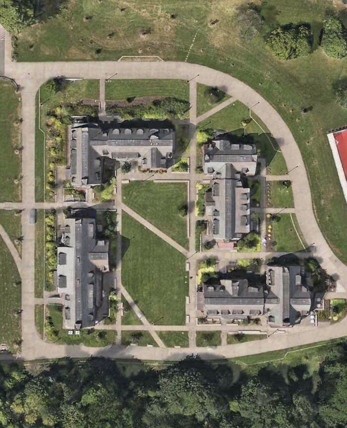 Esta universidad pavimentó los caminos del deseo después de esperar un año para ver dónde se formaban los senderos de barro