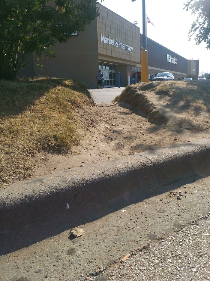 El camino de Wal Mart, bien gastado. El más profundo que he visto nunca