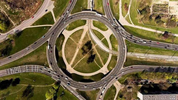 La gente hizo un pentagrama del deseo dentro de una gran rotonda