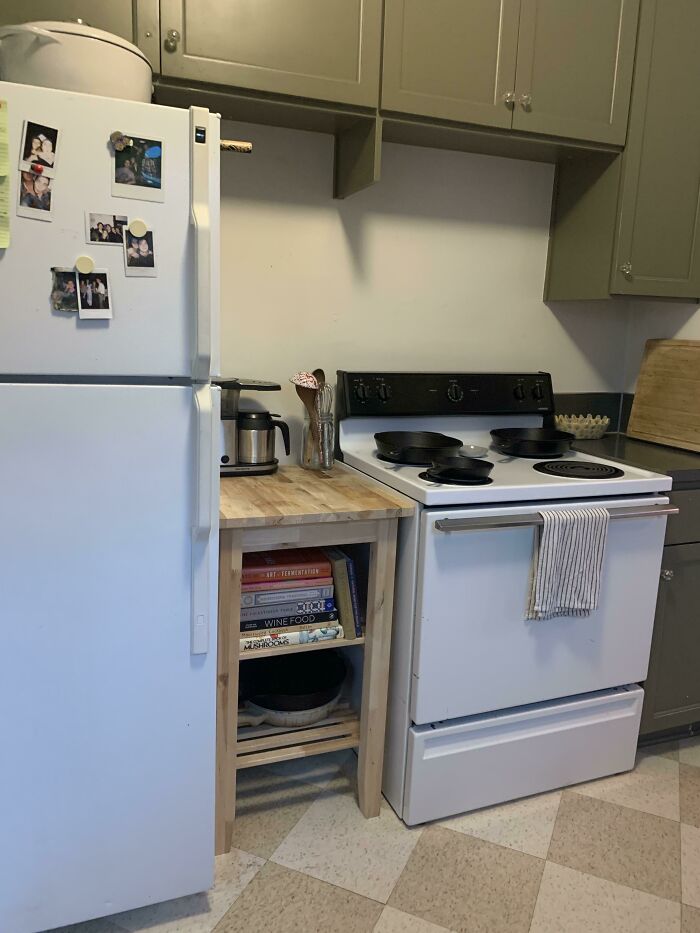 Necesitábamos una pequeña encimera para el espacio entre el refrigerador y la cocina; hoy, conseguí esta. La medí a ojo y tenía la esperanza de que cupiera cuando la llevara a casa