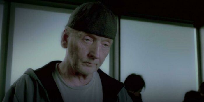 Mientras que la mayoría de las películas de hoy en día utilizan la costosa tecnología CGI para que los actores parezcan más jóvenes, Saw 6 (2009) utilizó el método muy superior de que Tobin Bell sólo llevara una gorra de béisbol al revés en los flashbacks