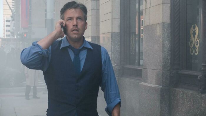 En Batman Vs Superman (2016), a pesar de que los edificios se derrumban a su alrededor, los empleados de Wayne Enterprises tienen que obtener el visto bueno del jefe antes de poder evacuar, lo que lo convierte en el detalle más realista de la película