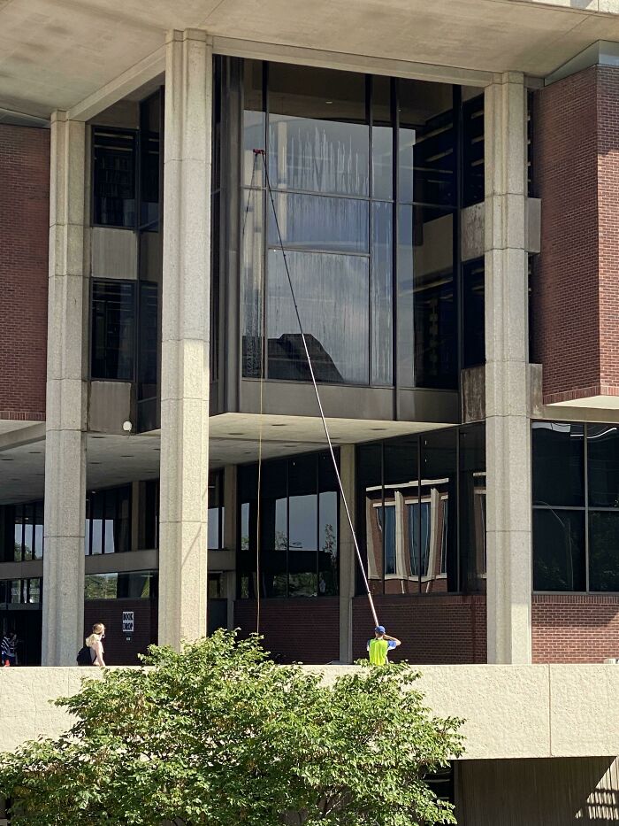 El limpiador de ventanas de este hombre en la Universidad Estatal de Illinois 