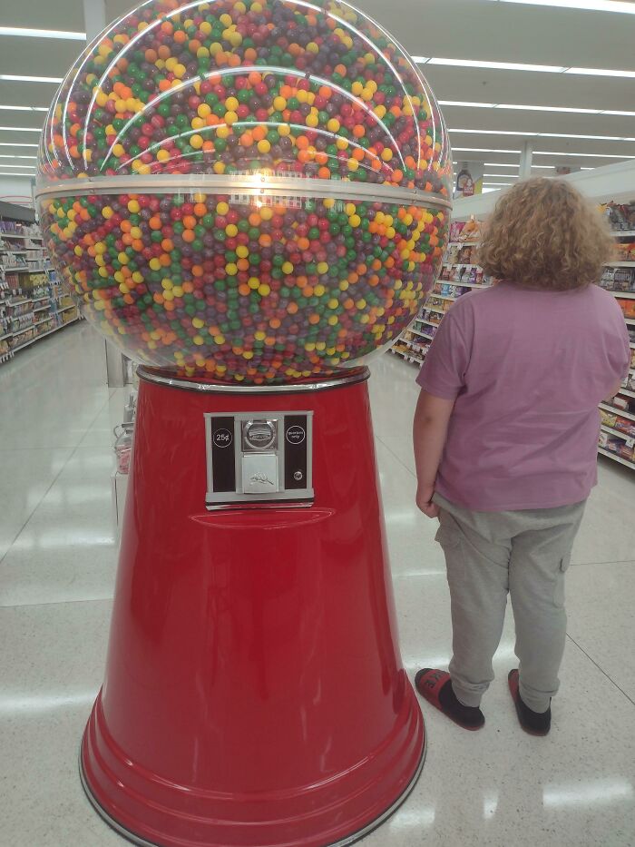Unidad absoluta de una máquina de chicles (Con mi hijo de 13 años que mide 1,65 para hacer la comparación)