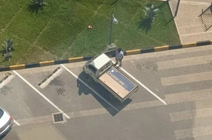 Un camión construido específicamente para ese televisor
