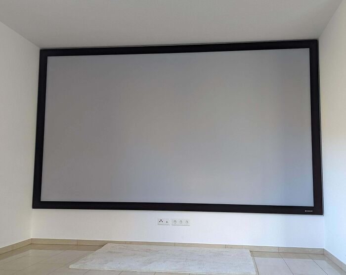 No medí correctamente las dimensiones de esta pantalla de 150 pulgadas antes de comprarla, solo estimé el ancho al caminar por la habitación de talón a dedo