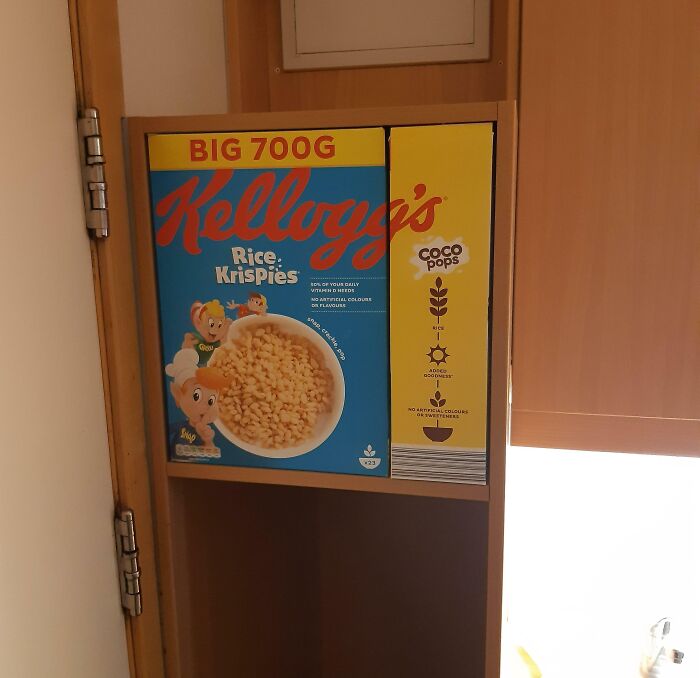 Cómo encajan perfectamente las cajas de cereales en esta estantería de nuestro dormitorio