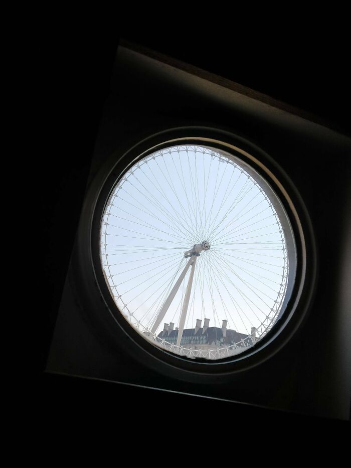 El Ojo de Londres encaja casi perfectamente en la ventana del baño