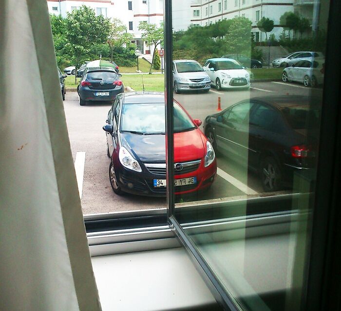 El reflejo de un coche idéntico desde la ventana coincide perfectamente