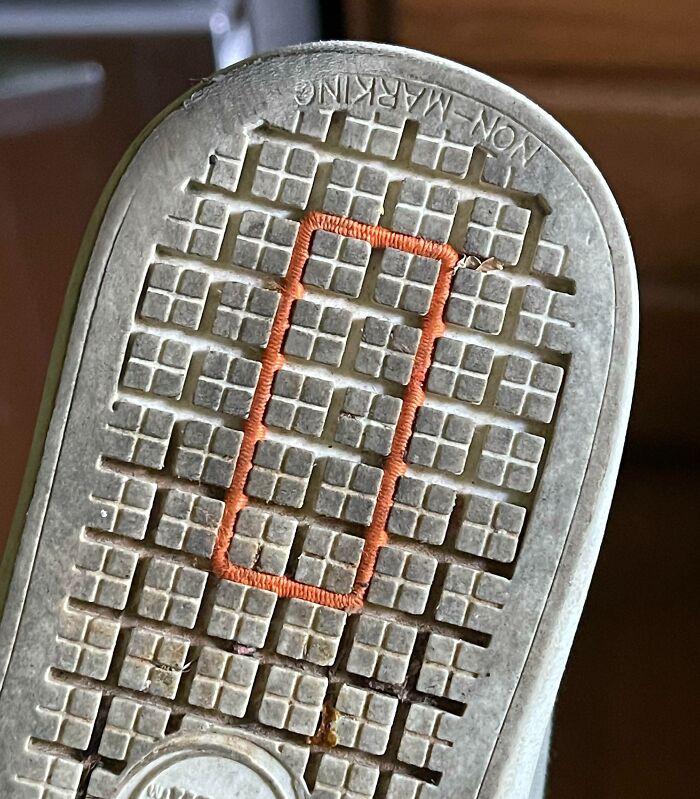 Esta goma de pelo atascada en la suela de mi zapato