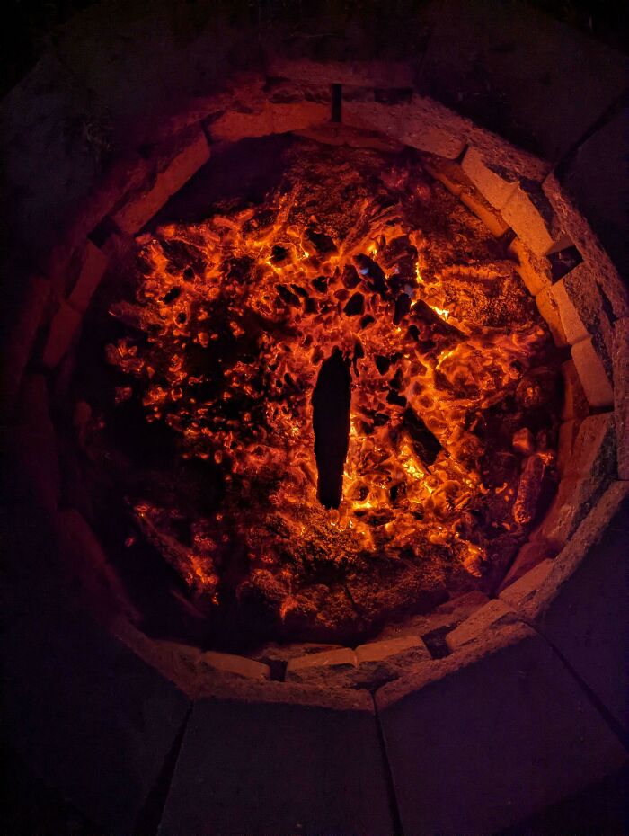  Las brasas de mi fogata se ven como el ojo de Sauron