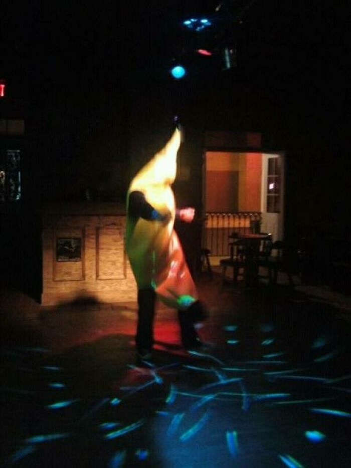 Soy bartender en una discoteca de la calle Beale. Anoche, este tipo entró solo, y me alegró la noche