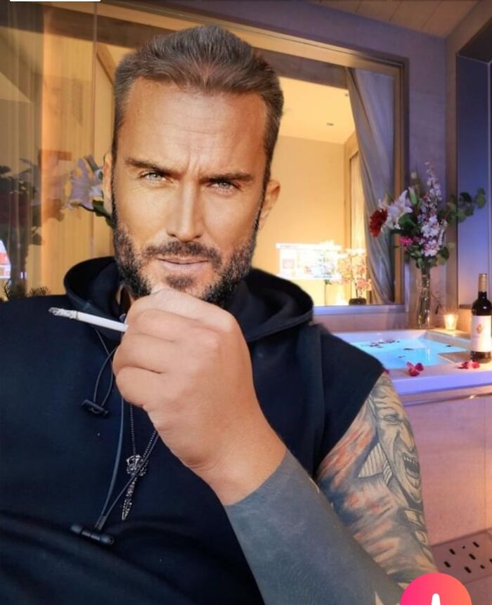Vi a este tipo en Tinder. Parece que ha puesto la cabeza de otra persona en su cuerpo con Photoshop