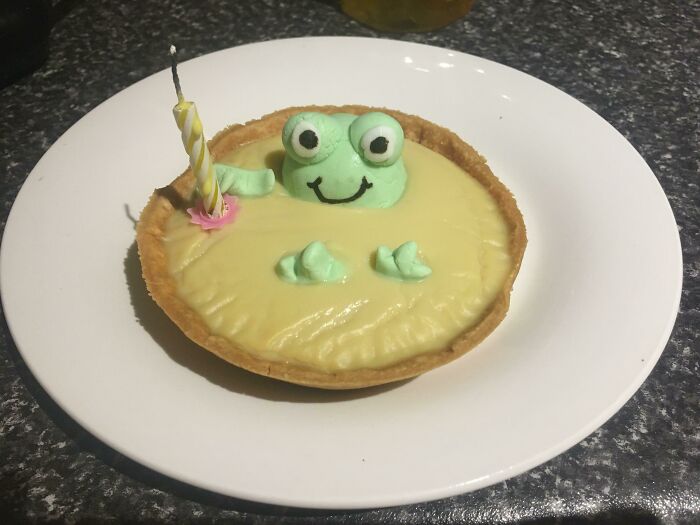 Tarta de crema con una ranita que hizo mi marido para mi cumpleaños