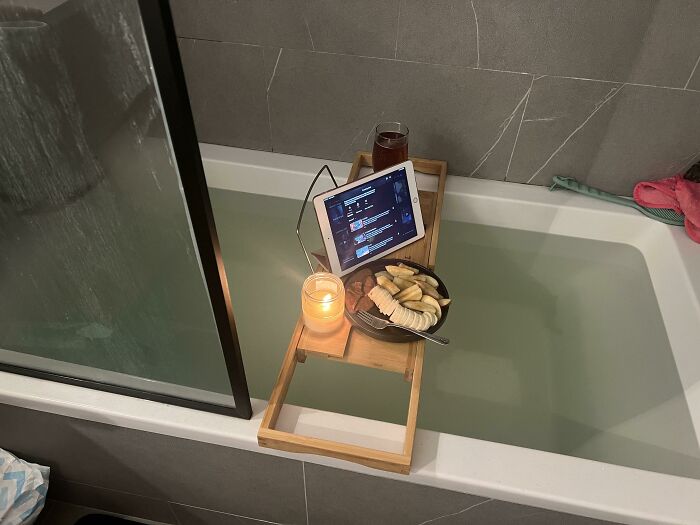 Mi novio de hace más de 10 años todavía me sorprende preparándome un baño calentito cada vez que estoy estresada. Acabo de llegar a casa y encontré esto