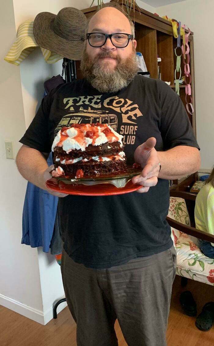 Hoy es mi cumpleaños, y mi novio (que no cocina muy seguido) apareció en mi casa a las 7 am con esta selva negra hecha por él
