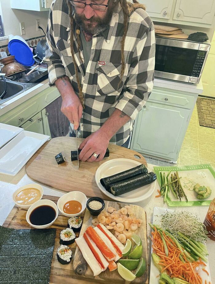 Hoy llegué a casa y encontré a mi hombre en la cocina. Me dijo que si no podíamos salir a comer sushi, él me lo traería 