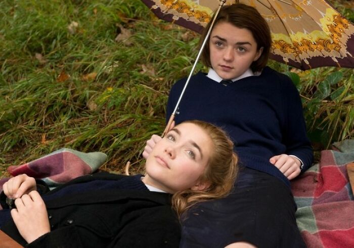 Maisie Williams y Florence Pugh en The Falling (2014)