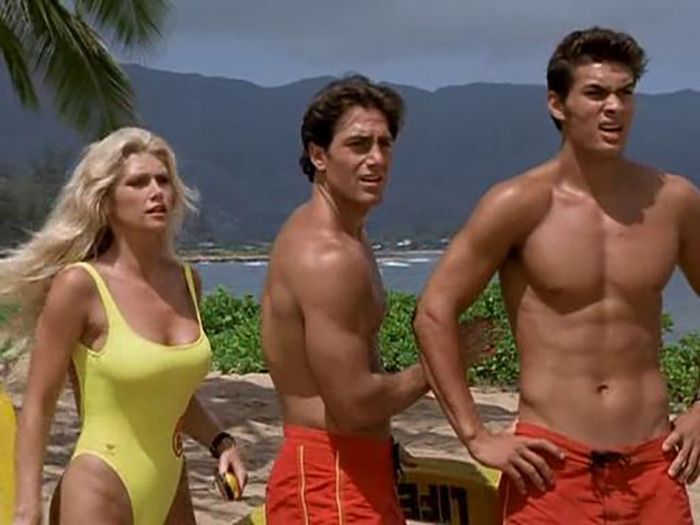 Jason Momoa en Los Vigilantes de la Playa (1999)