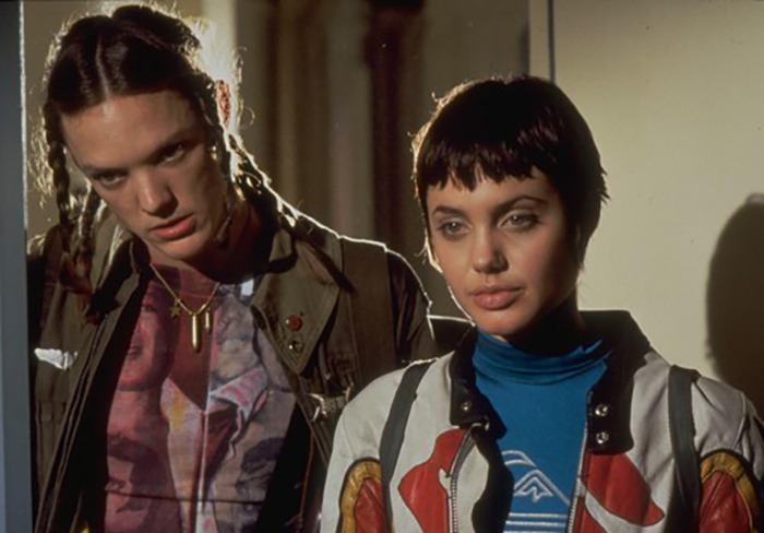 Matthew Lillard y Angelina Jolie en Hackers (1995)