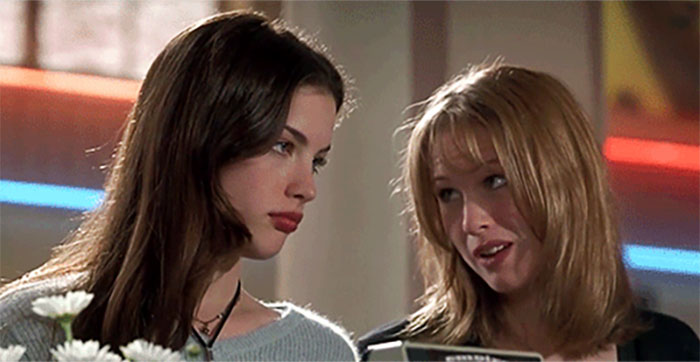 Liv Tyler y Renée Zellwegger en Empire Records (1995)