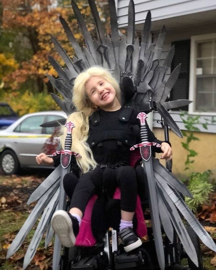 A medida que nos acercamos a Halloween, este fue nuestro último disfraz del año. Kennedy, Madre de Dragones