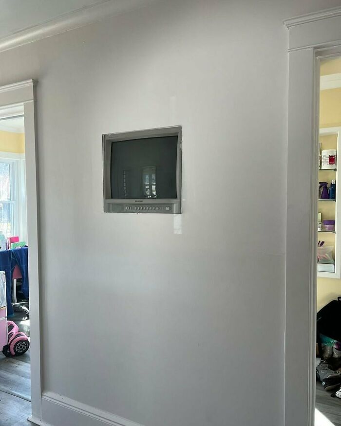 Real Estate Fails: ‘The Broke Agent’ Pokes Fun At The Most Hectic Homes, And Here Are 40 Of The Worst Of Them (New Pics)