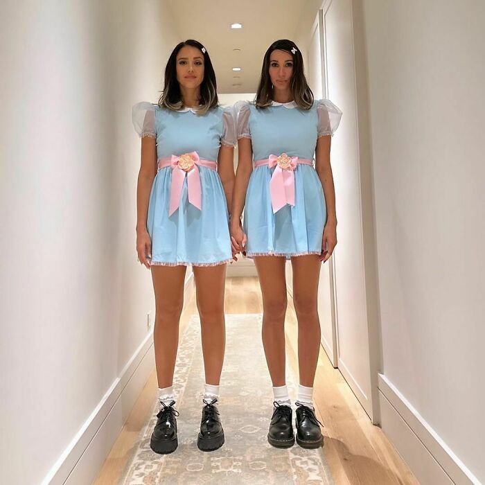 Jessica Alba y su amiga como las gemelas de El Resplandor