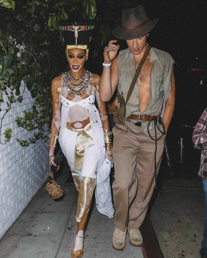 Winnie Harlow y Shawn Mendes como Nefertiti e Indiana Jones