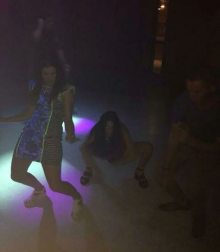 La niña de la llamada ya grande y de fiesta con sus amigos