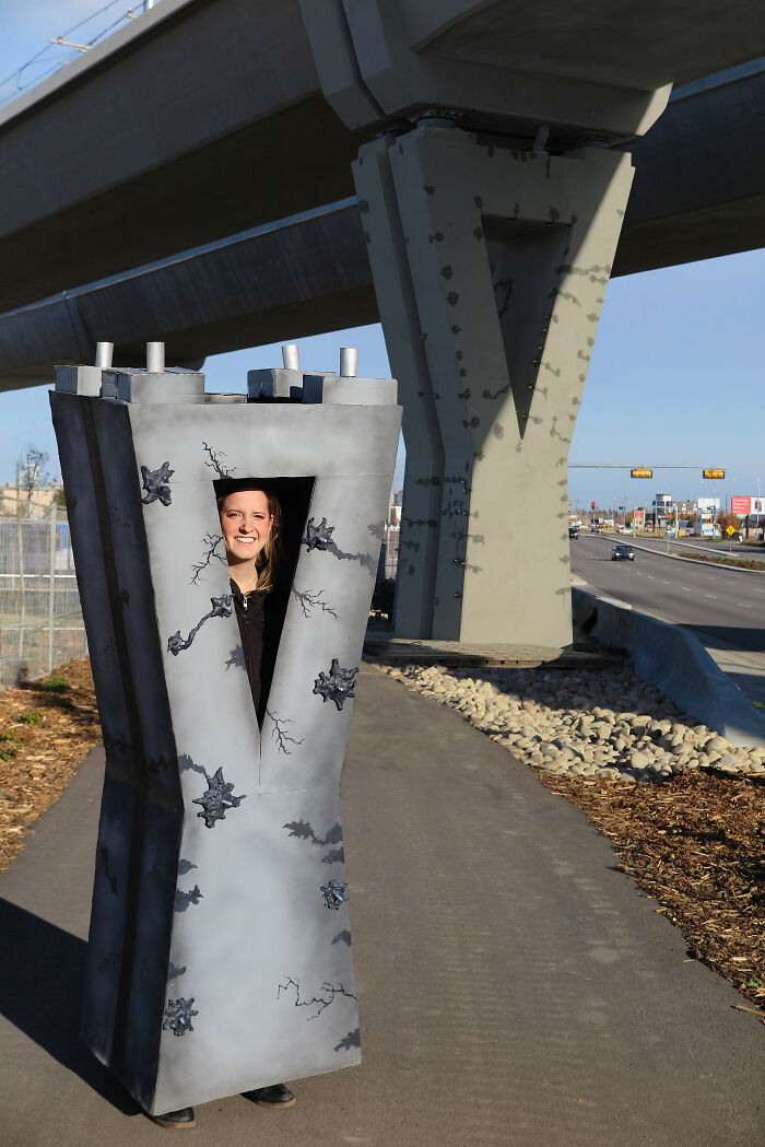 La ciudad construye pilares de hormigón por valor de varios millones de dólares y se agrietan en 6 meses. Una mujer se disfraza de uno para Halloween. Escribe: 