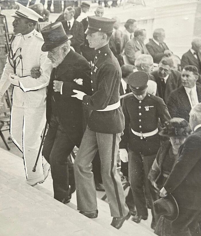 1922: Robert T. Lincoln (hijo de Abraham Lincoln), de 78 años de edad, es ayudado a subir los escalones en la inauguración del Monumento a Lincoln en Washington D.C.