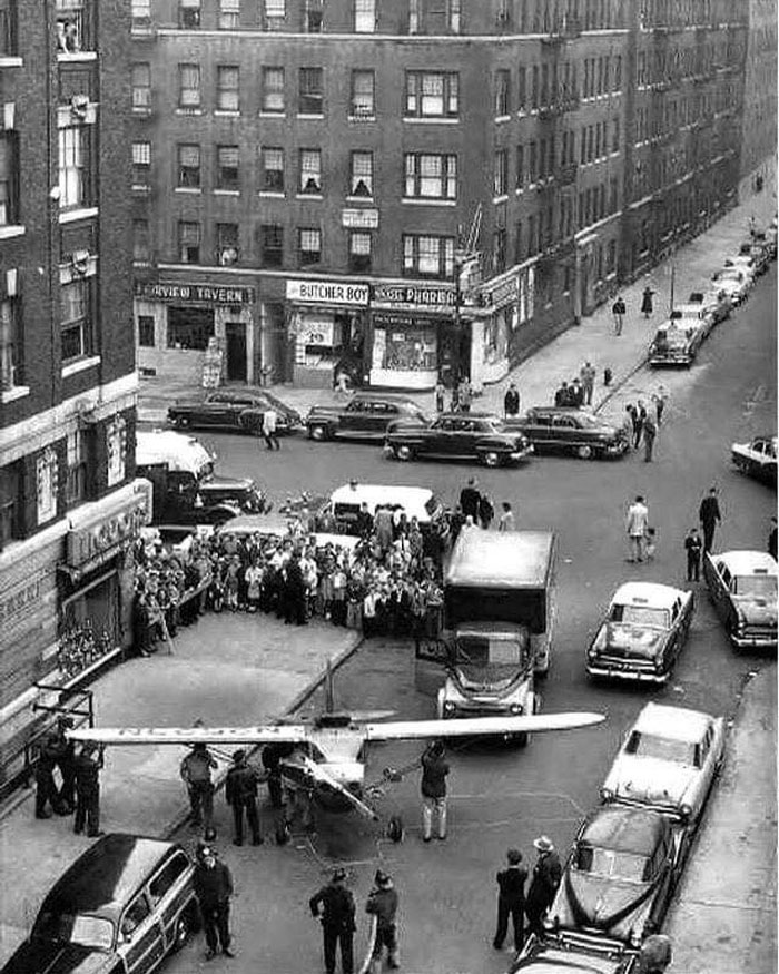 1956: Por una apuesta en estado de embriaguez, el ex marine Thomas Fitzpatrick robó un pequeño avión en Nueva Jersey y lo hizo aterrizar perfectamente en una estrecha calle de Manhattan frente al bar en el que había estado bebiendo