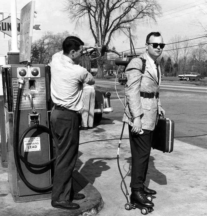 Vendedor llenando sus patines motorizados en 1961