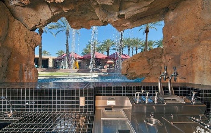 Sabes que estás haciendo algo bien cuando una barra de helados junto a la piscina es la parte menos interesante de tu casa