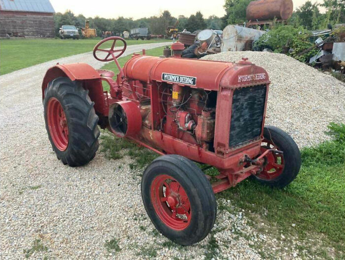 El primer tractor que mi tatarabuelo compró para reemplazar sus caballos. McCormick Deering 10-20 de 1927, todavía funciona bien